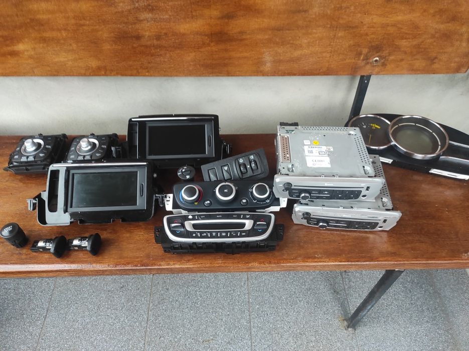 Штатна магнітола, екран, монітор, кнопки салонах, кожух куліси