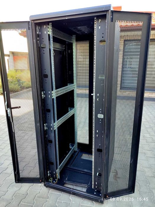 Серверна шафа ESTAP 19" 42U 800x1000мм перфор. двері, на колесиках