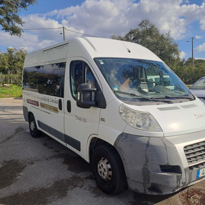 Fiat Ducato com plataforma para cadeira de rodas em bom estado