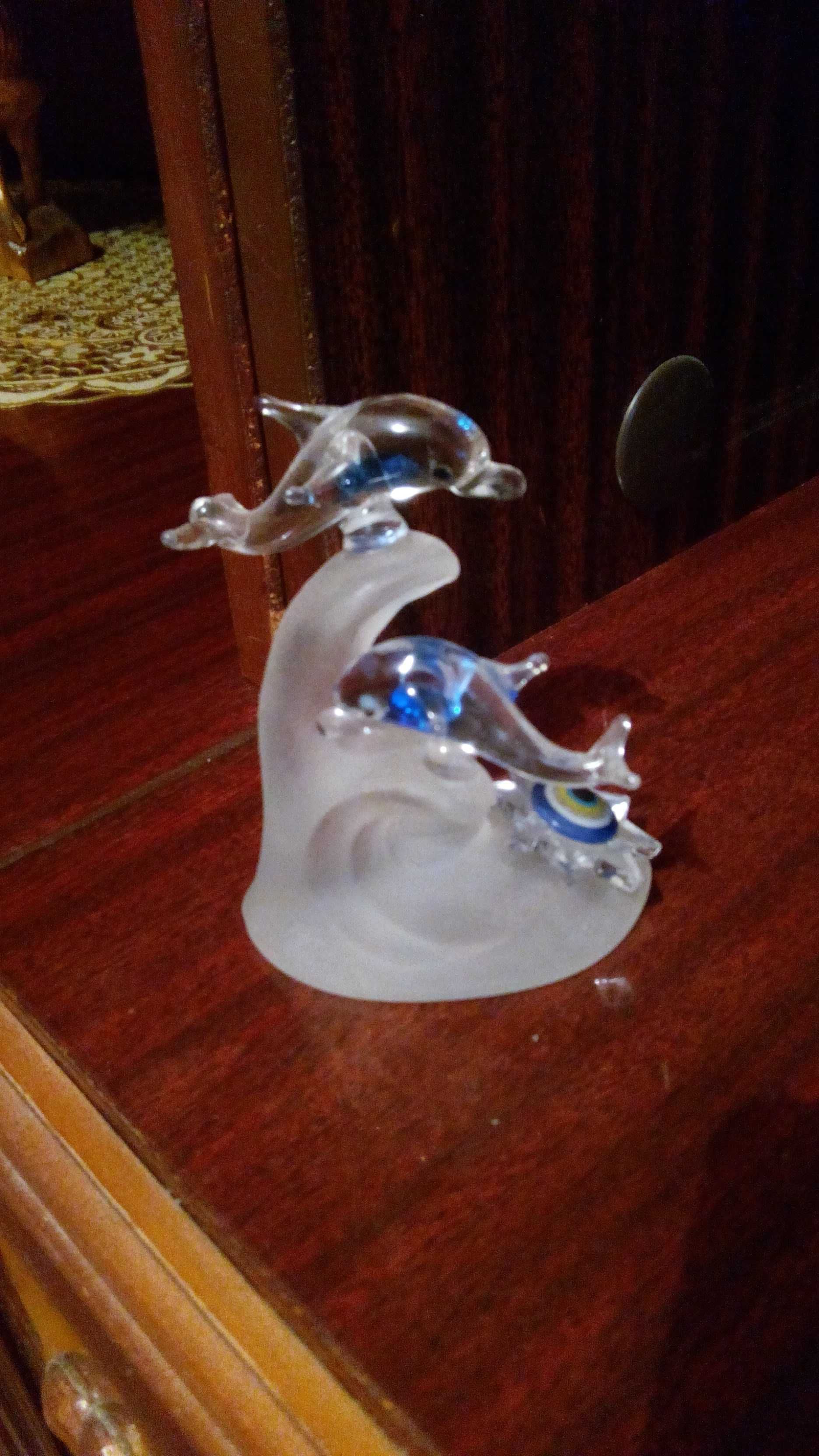 Сувенир, статуэтка в виде дельфинов наволнах