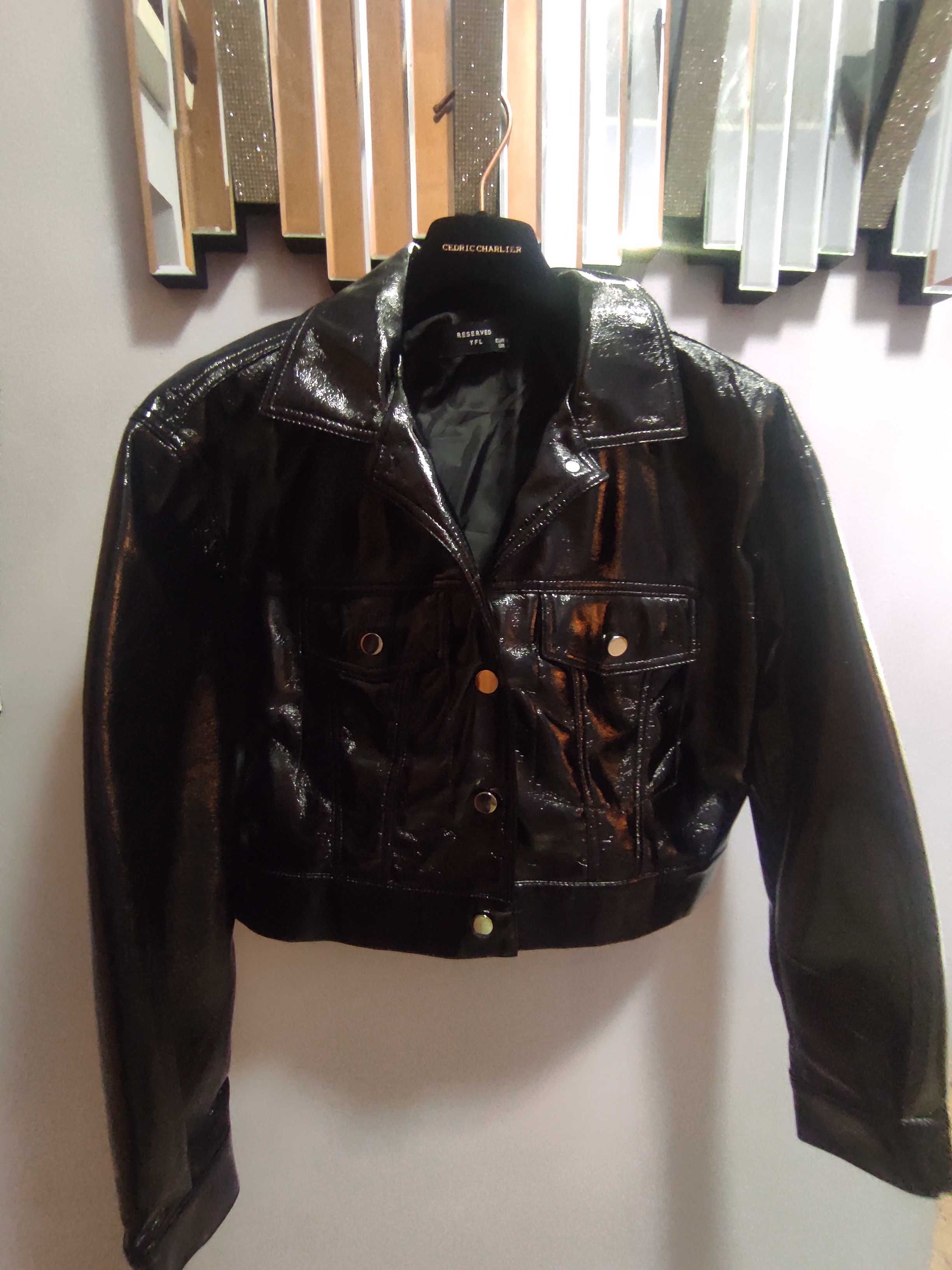 Krótka, czarna, lateksowa kurtka Reserved 36