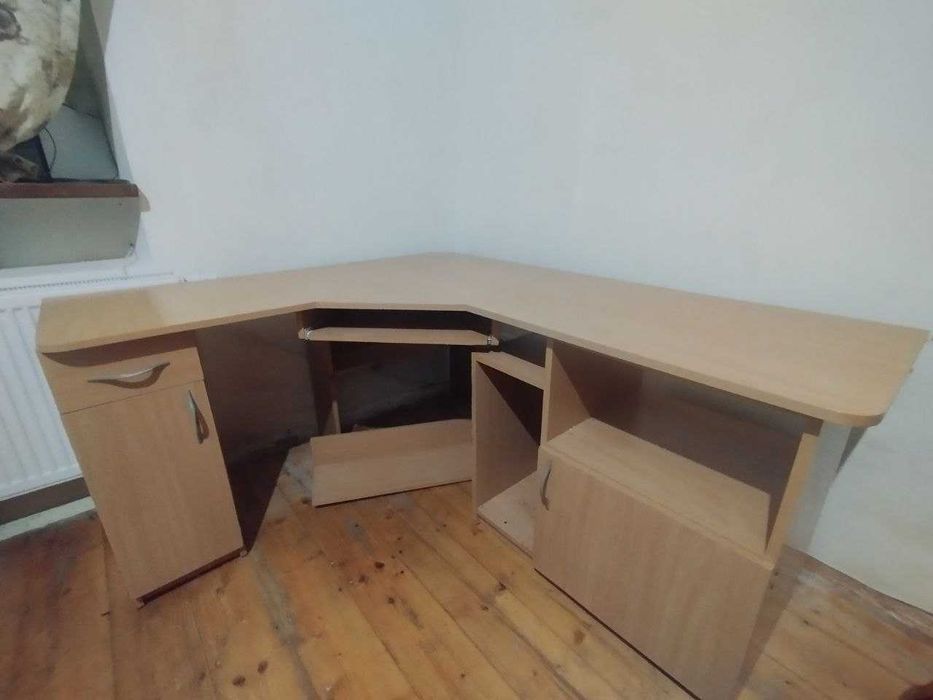 Narożne biurko komputerowe XXL – solidne i przestronne