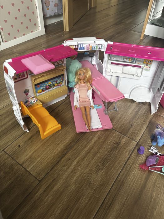 Zestaw barbie karetka + domek + szafa + lalki i ubranka