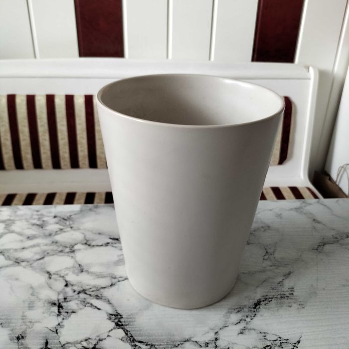 Ceramiczna doniczka do kwiatów, duża, wysokość 23 cm, średnica 19 cm.