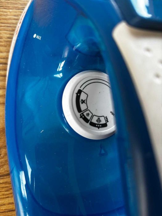 Żelazko marki Tefal, model REF:FV1542 E3/E20.