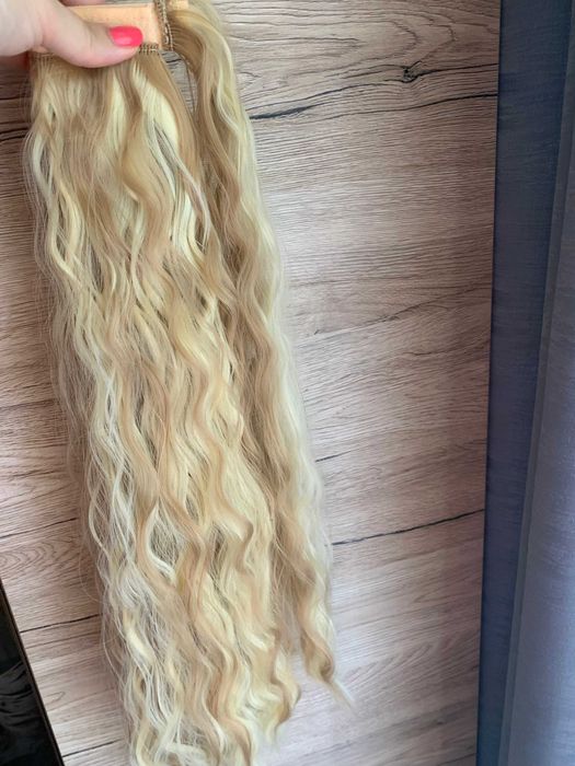 Doczepiany kucyk kręcony falisty pasemka ciemny jasny blond długi
