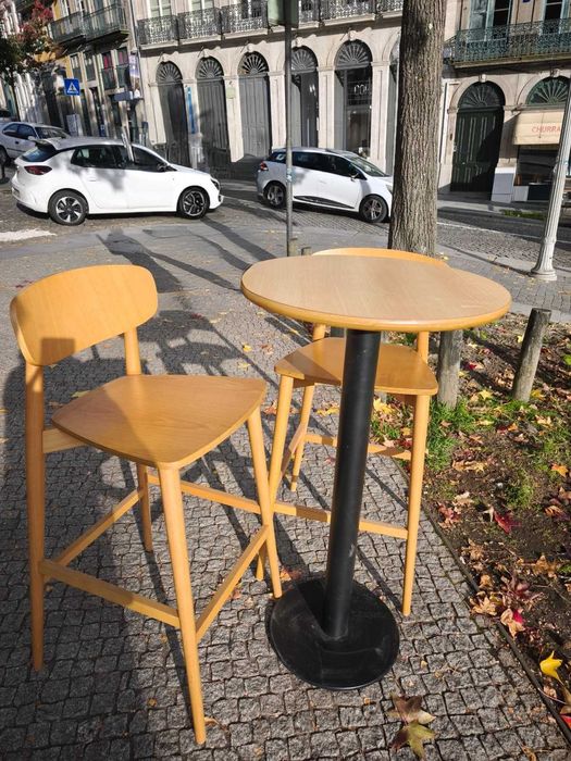 Uma mesa e duas cadeira, só se vende em conjunto