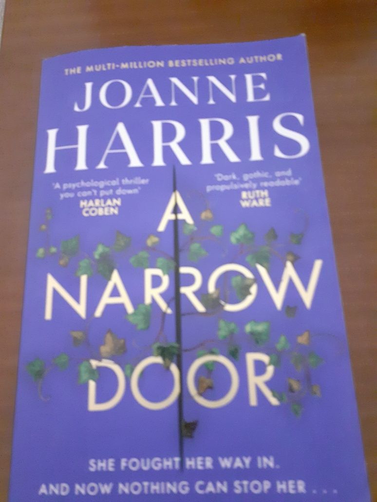 Livro "A Narrow Door" de Joanne Harris