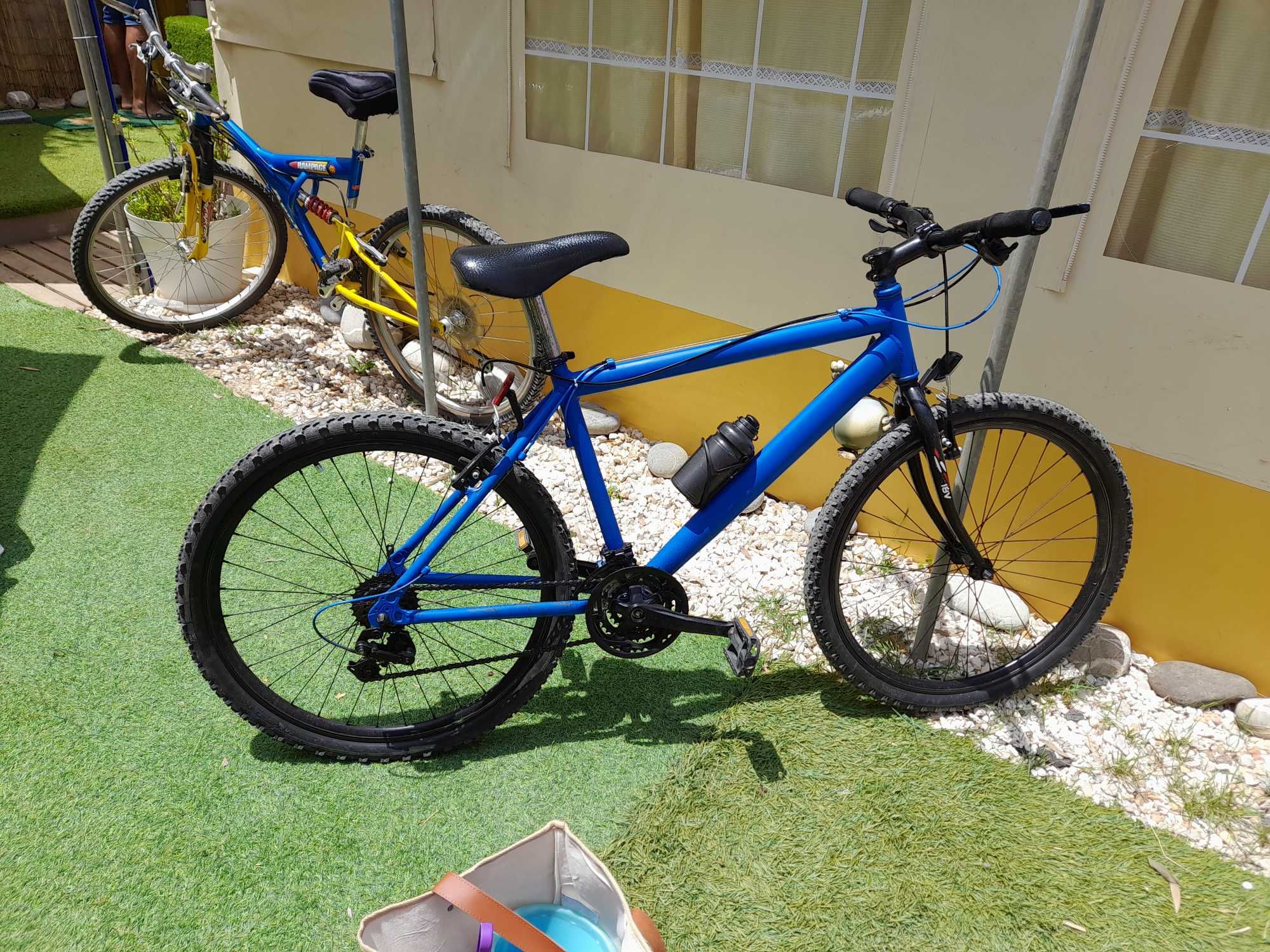 Bicicleta pintada em azul - roda 24