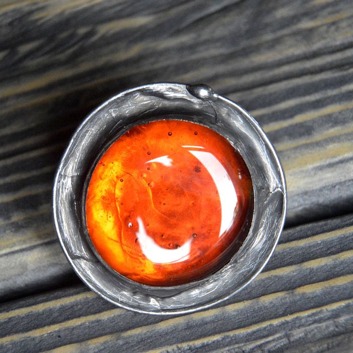 Okazały duży koniakowo pomarańczowy regulowany pierścionek witrażowy