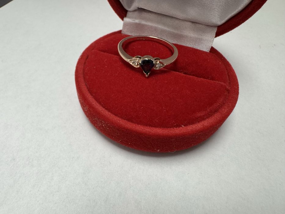 Золота каблучка 585 проби з сапфіром і діамантами