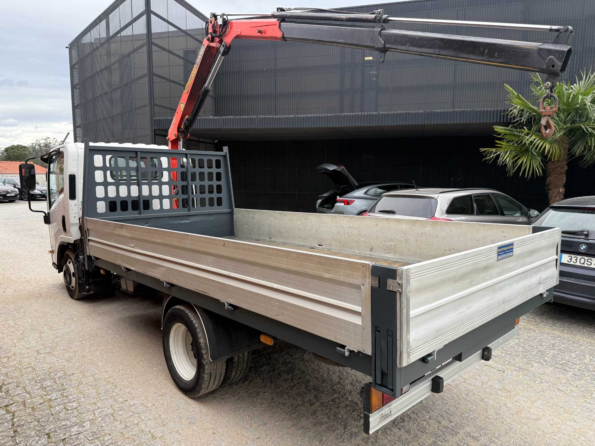 Carrinha Isuzu com grua Palfinger PK2700