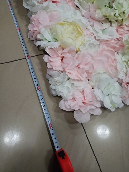 Ścianka kwiatowa tło do zdjęć fotografia ślubna białe kwiaty różowe