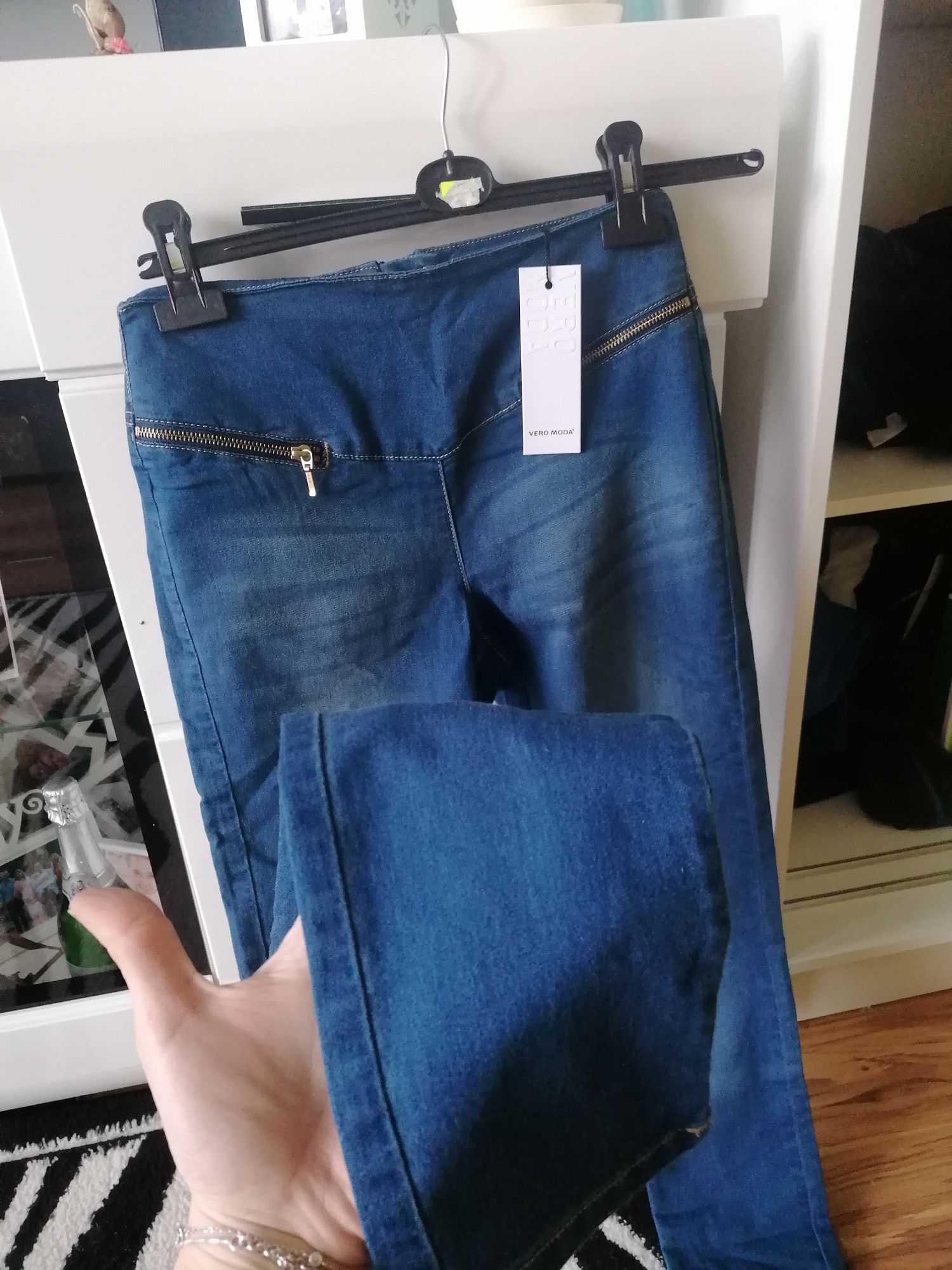 Nowe spodnie jeansowe z metka