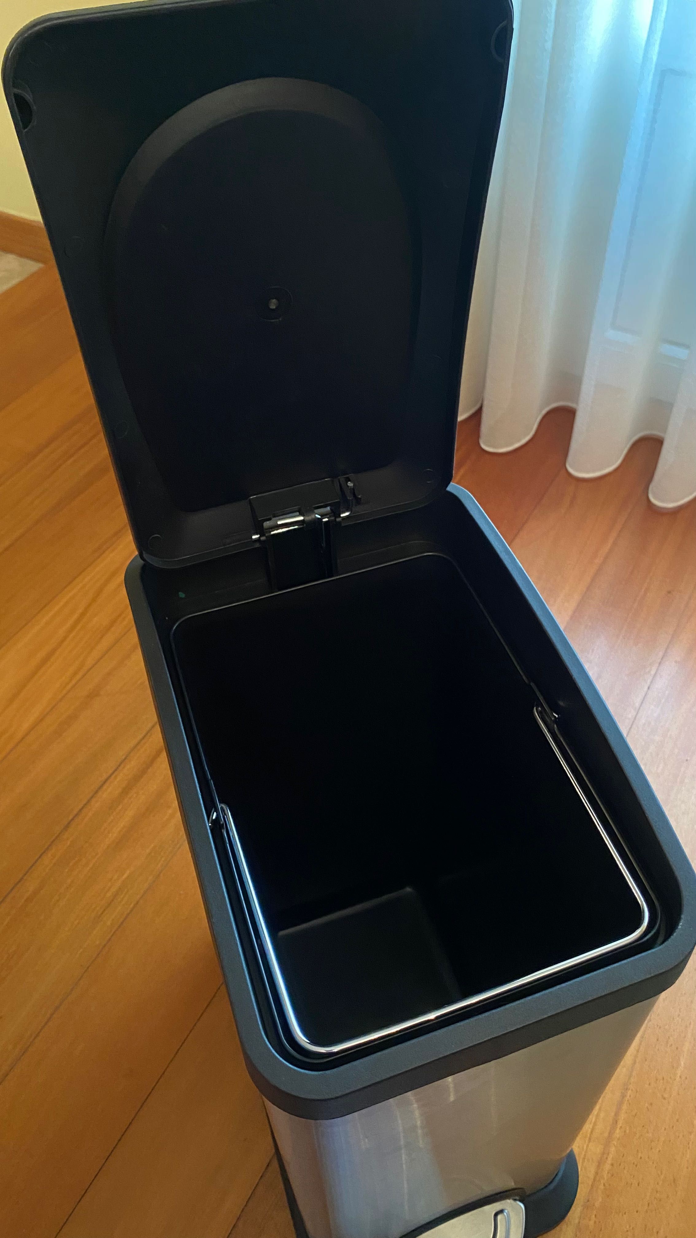Caixote de lixo orgânico, Gato Preto