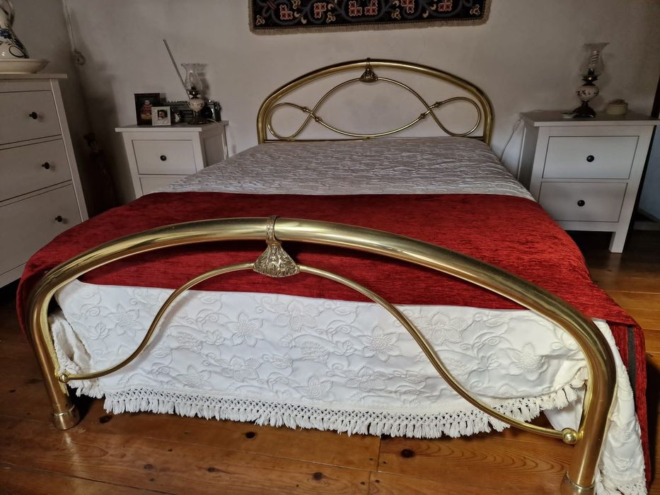 Cama de casal em latão