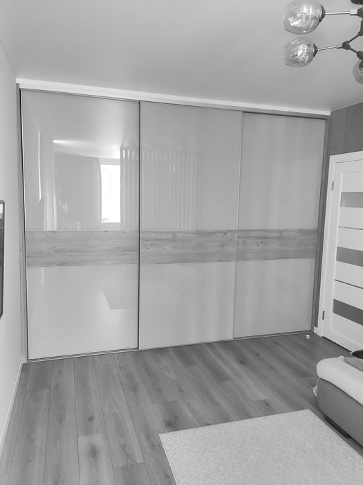Система розсувних дверей slim для вбудованої шафи або перегородки