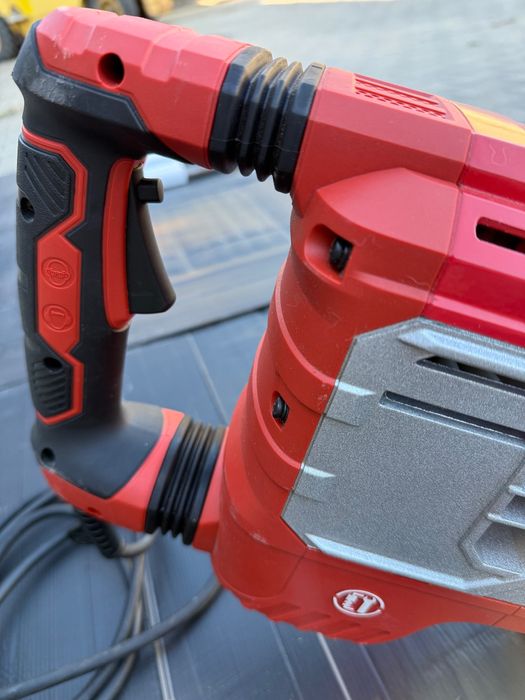Oferta specjalna Wynajem młota wyburzeniowego HECHT 1093 – 50 J 1700 W