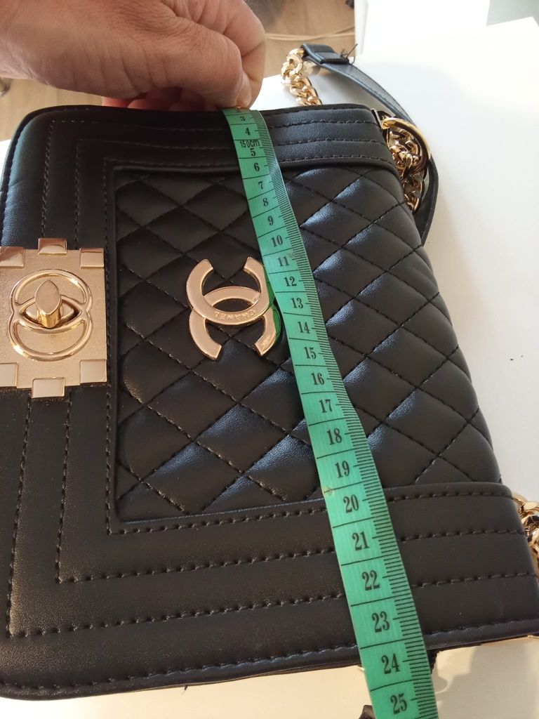 Piękne torebka cross body Chanel stanie idealnym