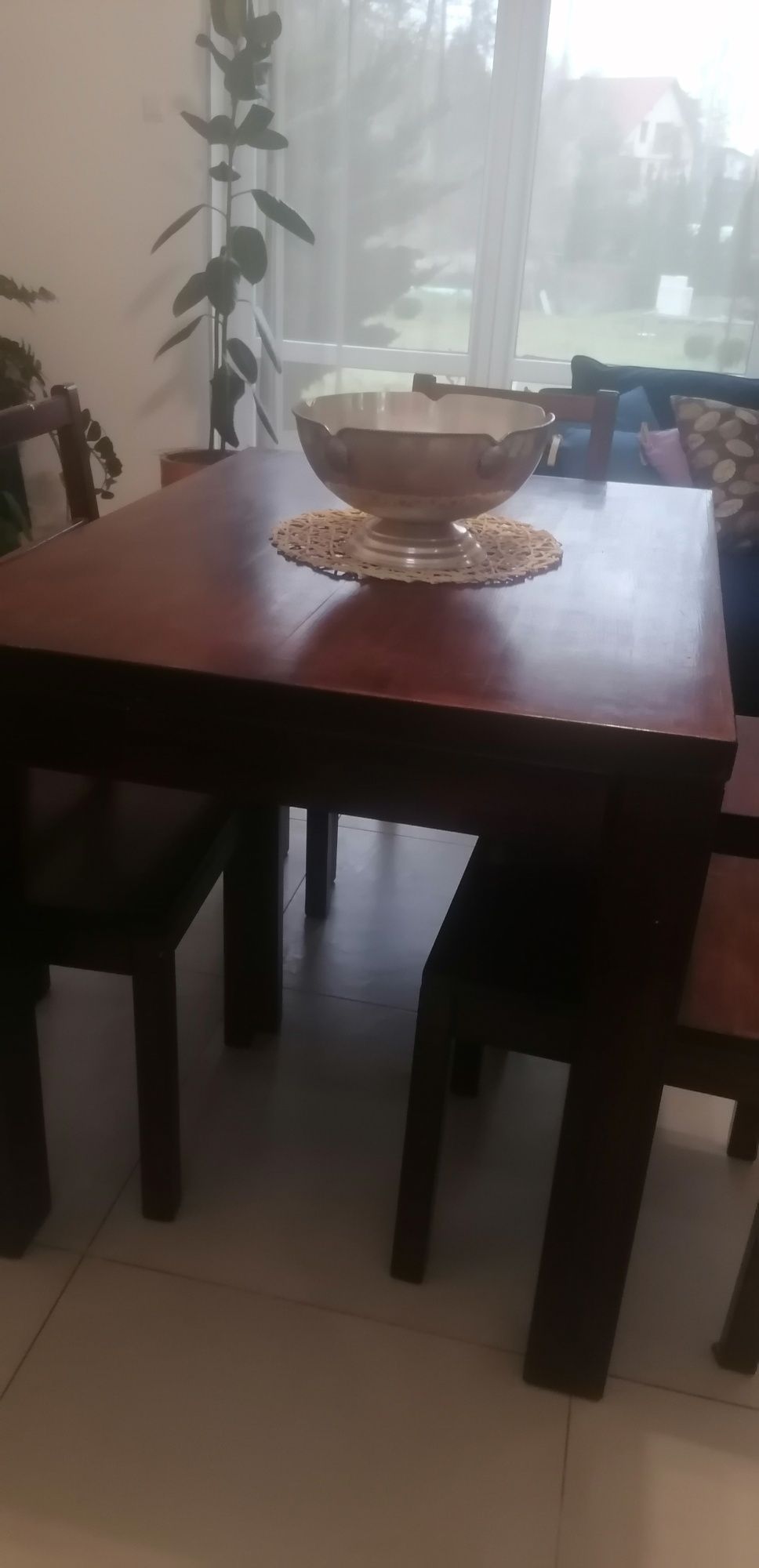 Stół drewniany i krzesła