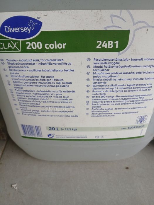 16 bidoes de  produtos para lavandaria