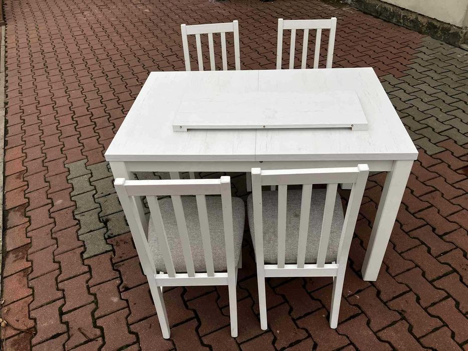 Sprzedam stół z 4 krzesłami – biały, rozkładany