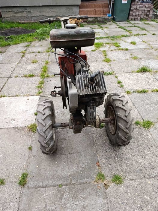 Mały traktorek na działkę