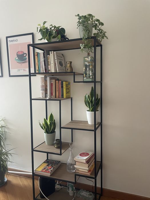 Estante com prateleiras