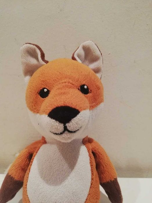 Maskotka rudy lisek.