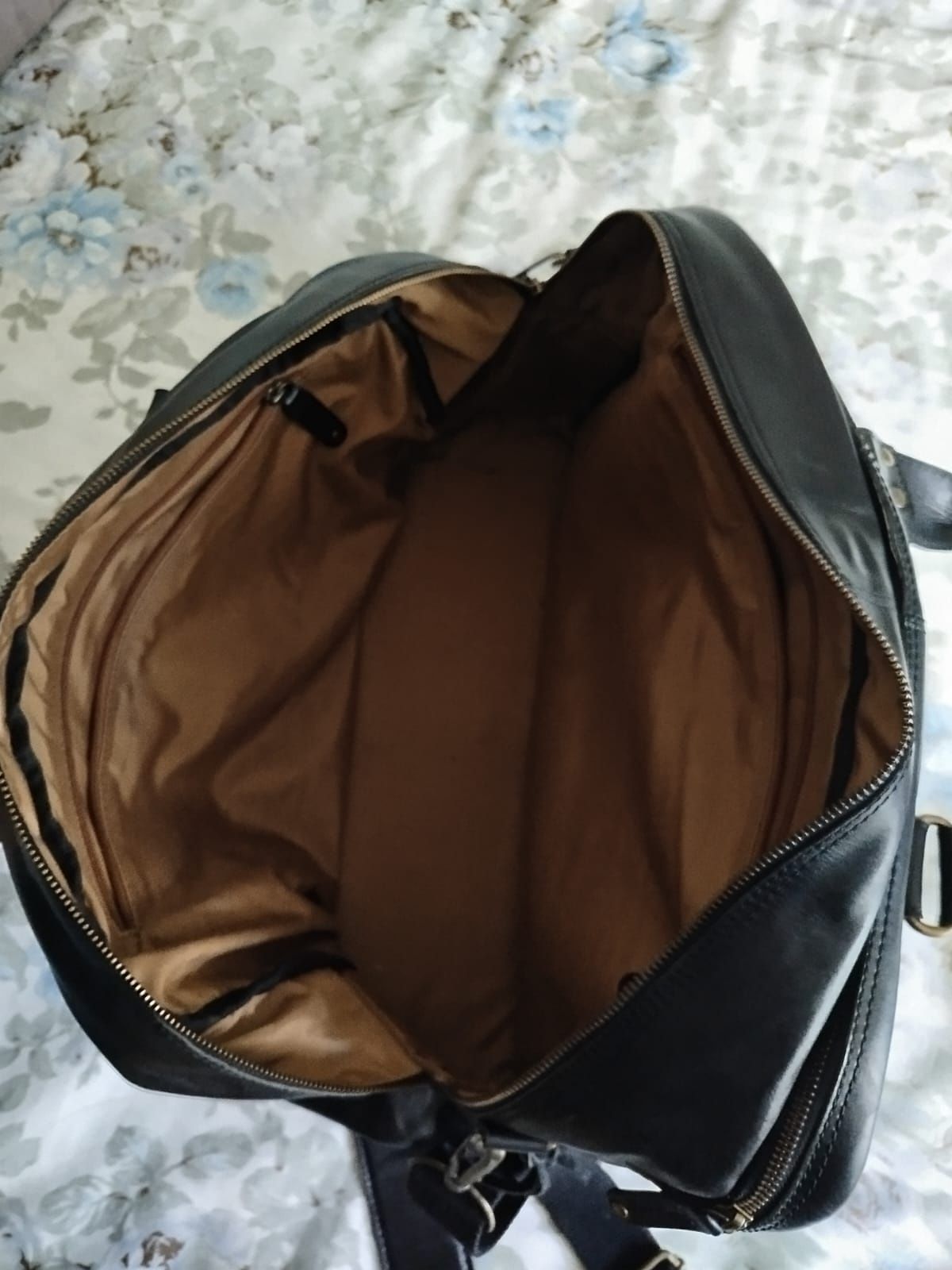 Mochila em pele verdadeira da Casa das Peles, com muita arrumação