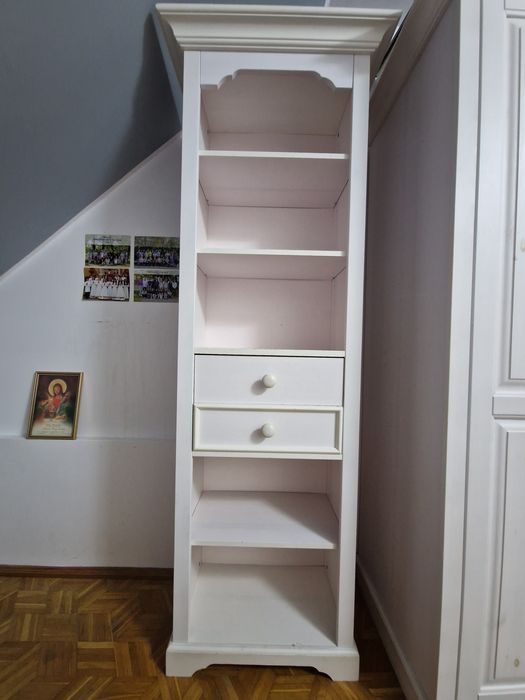 Meble dla dziewczynki: szafa, komoda, regal i nakaslik