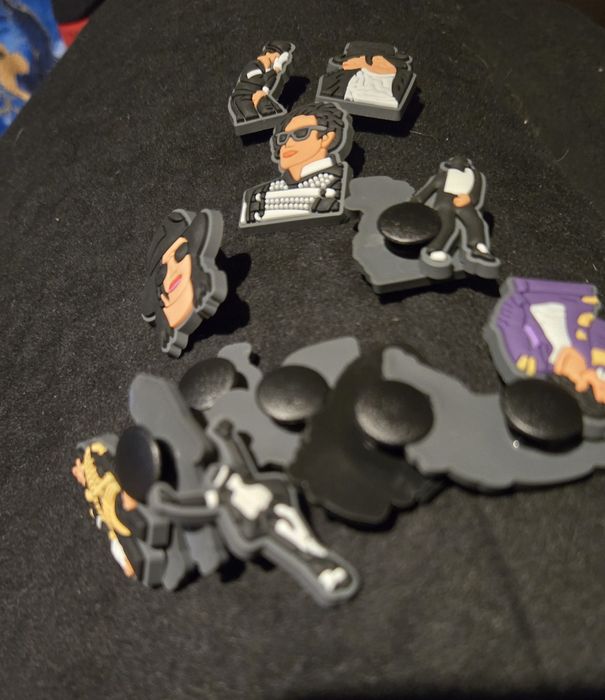 Przypinki do Croksów..