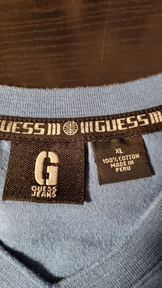 Gładki T-shirt w serek GUESS XL.