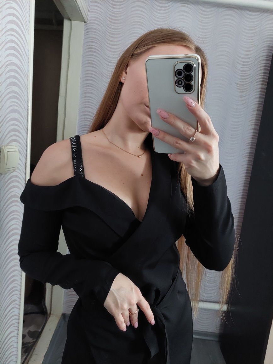 Чорна сукня на запах.