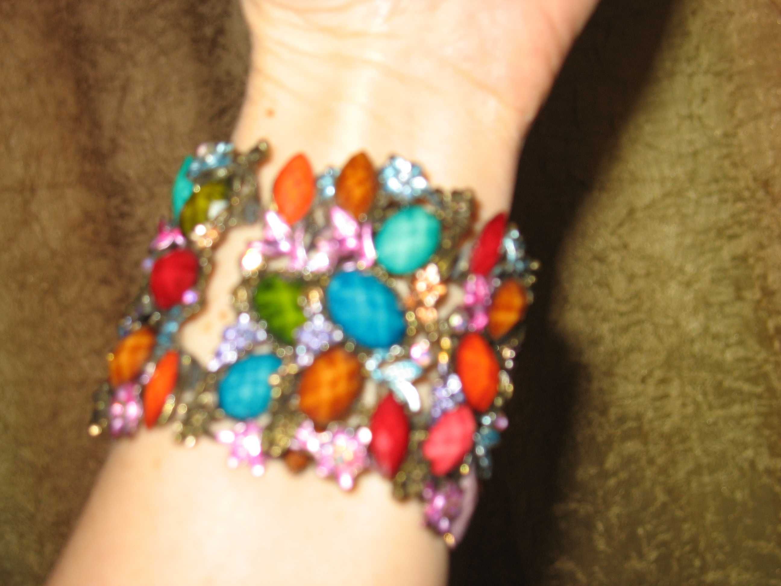 Браслет женский металлич. с разноцветными недрагоценными камнями