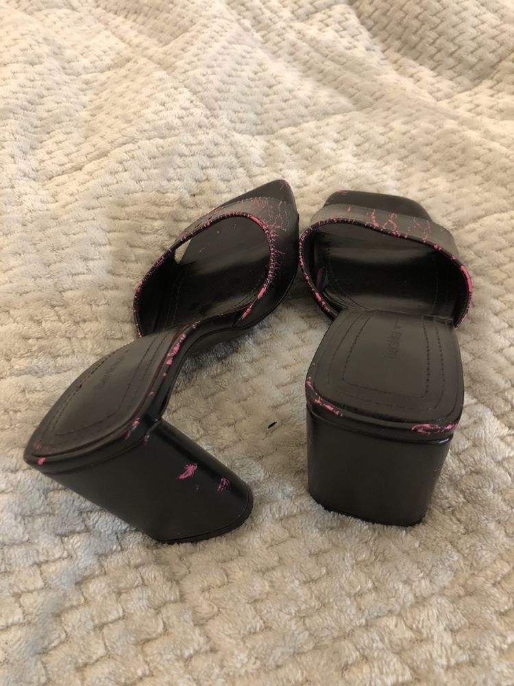 Sandálias pretas e rosa berska