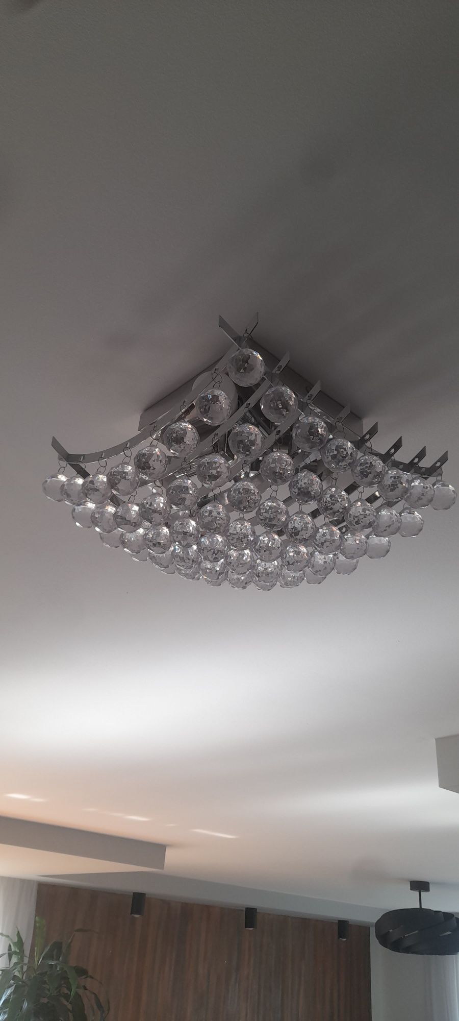 Lampa z kulkami kryształki