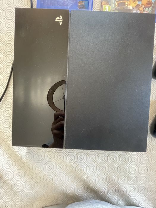 Playstation 4 com 2 comandos e 2 jogos