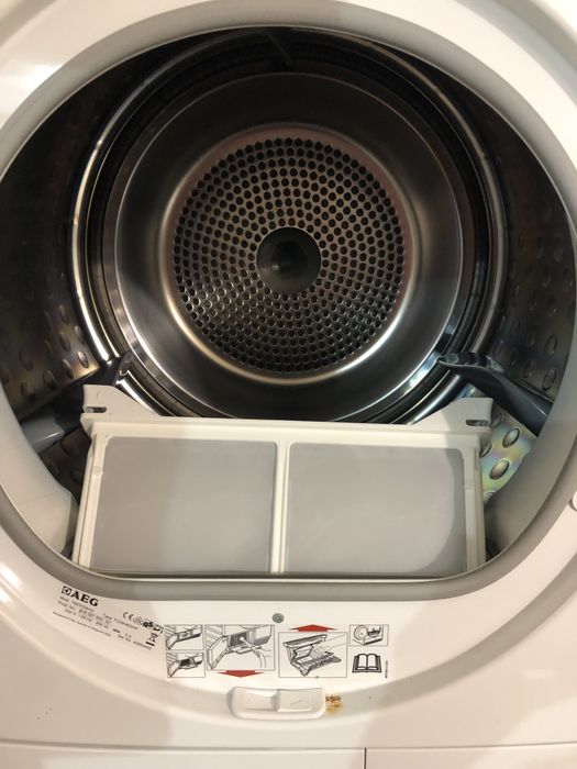 сушильна компресорна машина для білизни AEG