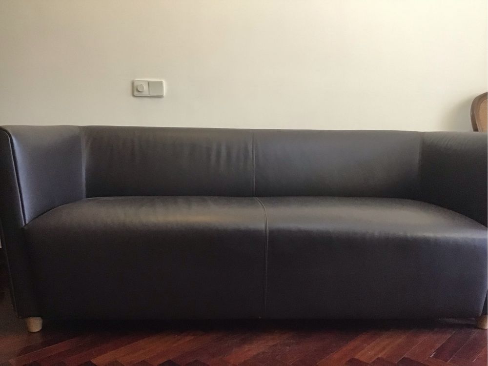 Sofa de couro genuíno marrom escuro. 180cm-68-80cm.