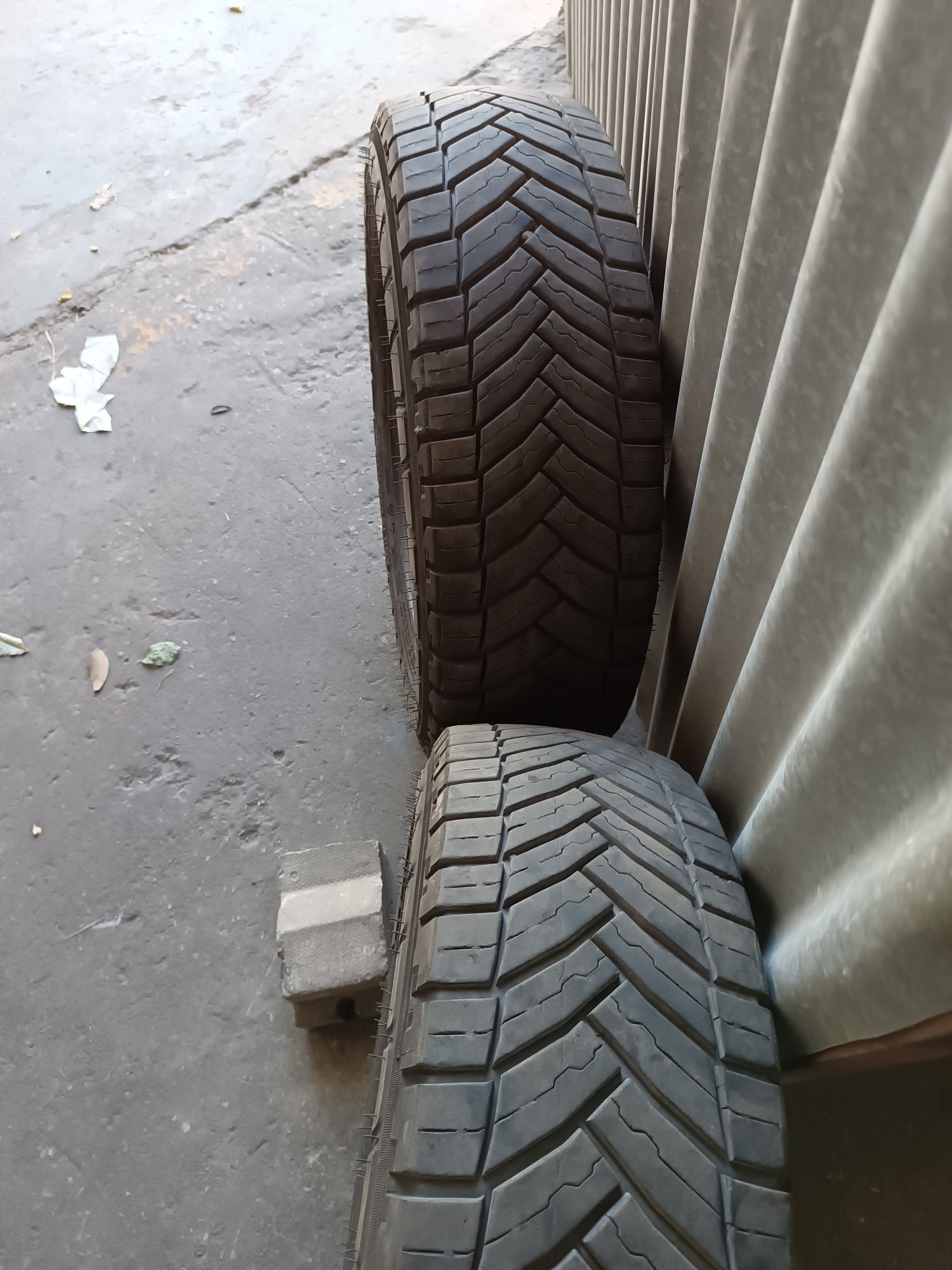 Pneus 195 / 70 R 15C em bom estado