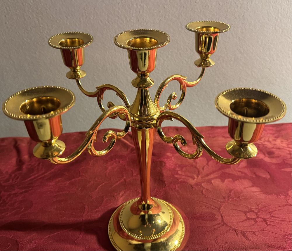 Candelabro em metal dourado
