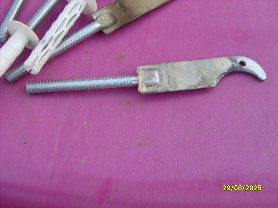 aluminiowe haki do grzejników z okresu PRL masywne
