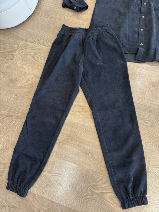 Стильный костюм джоггеры и рубашка