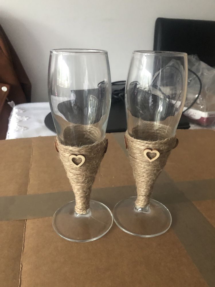 Kieliszki do szampana rustykalne pozostałości po weselu