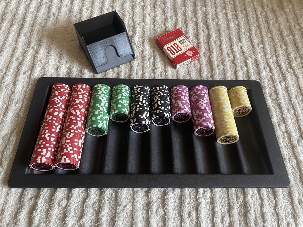 Zestaw żetonów poker/blackjack/kasyno, karty, but krupierski, tacka