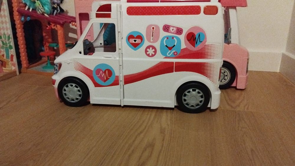 Barbie mobilna karetka