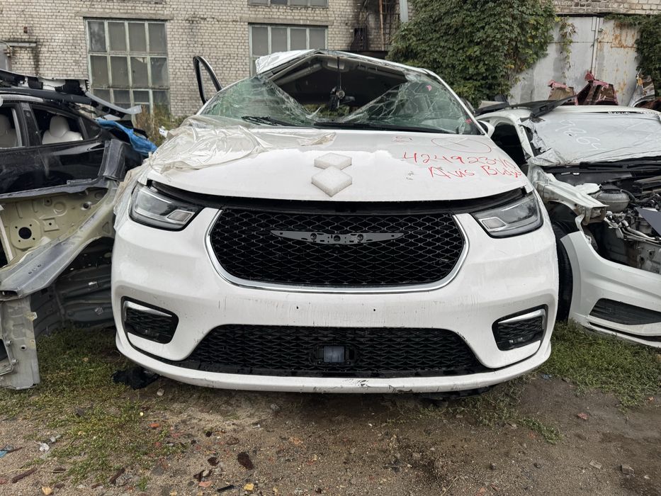 Chrysler pacifica 2023 бампер мотор левое крыло диски рычари капот