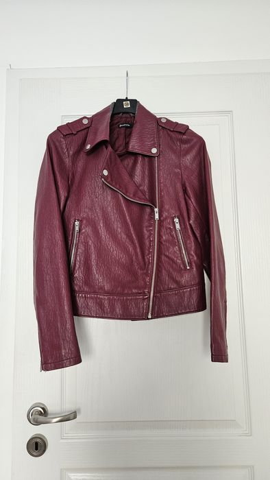 Bordowa ramoneska na jesień 2025