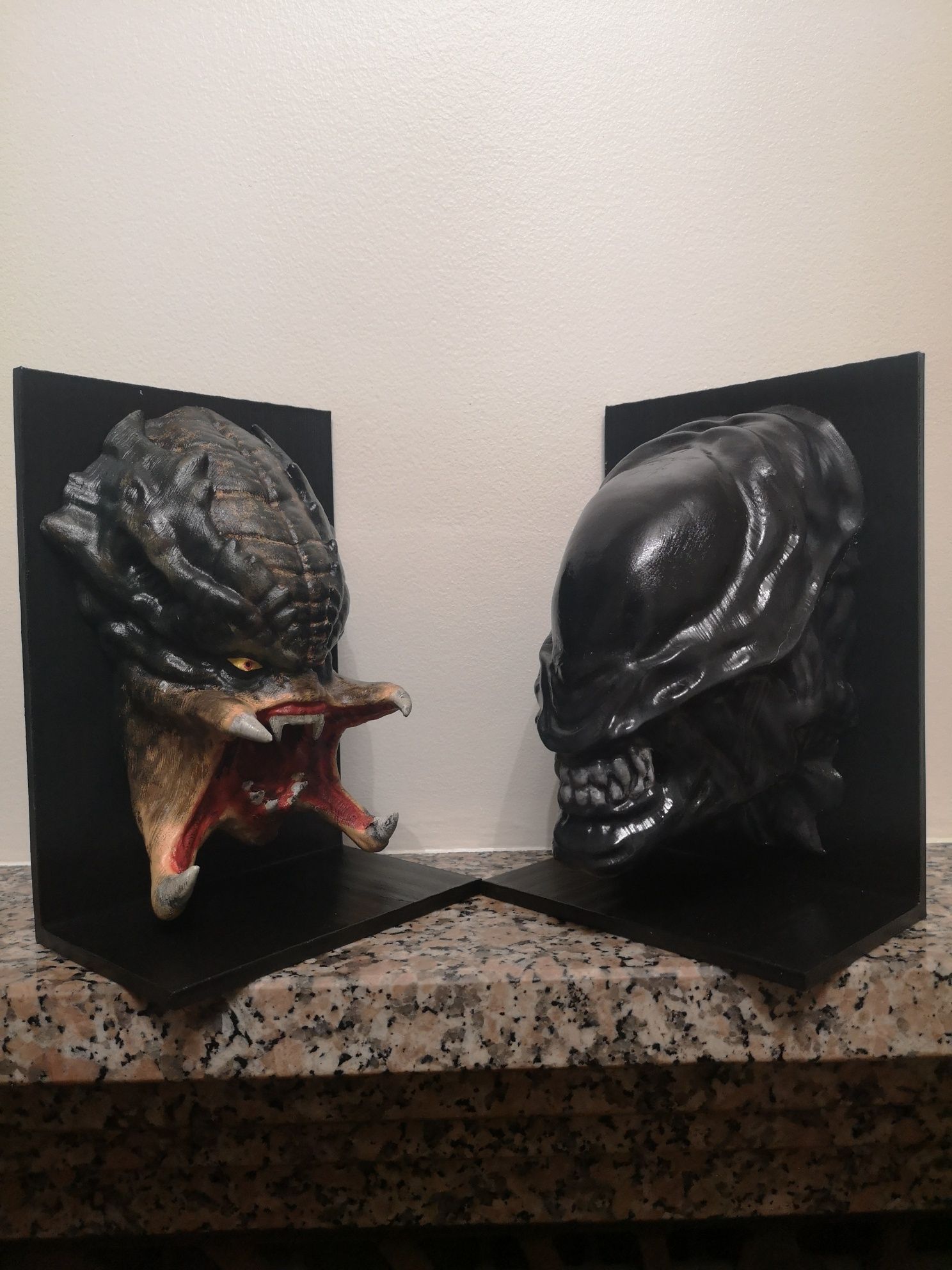 Réplica das cabeças do Predador e do Alien